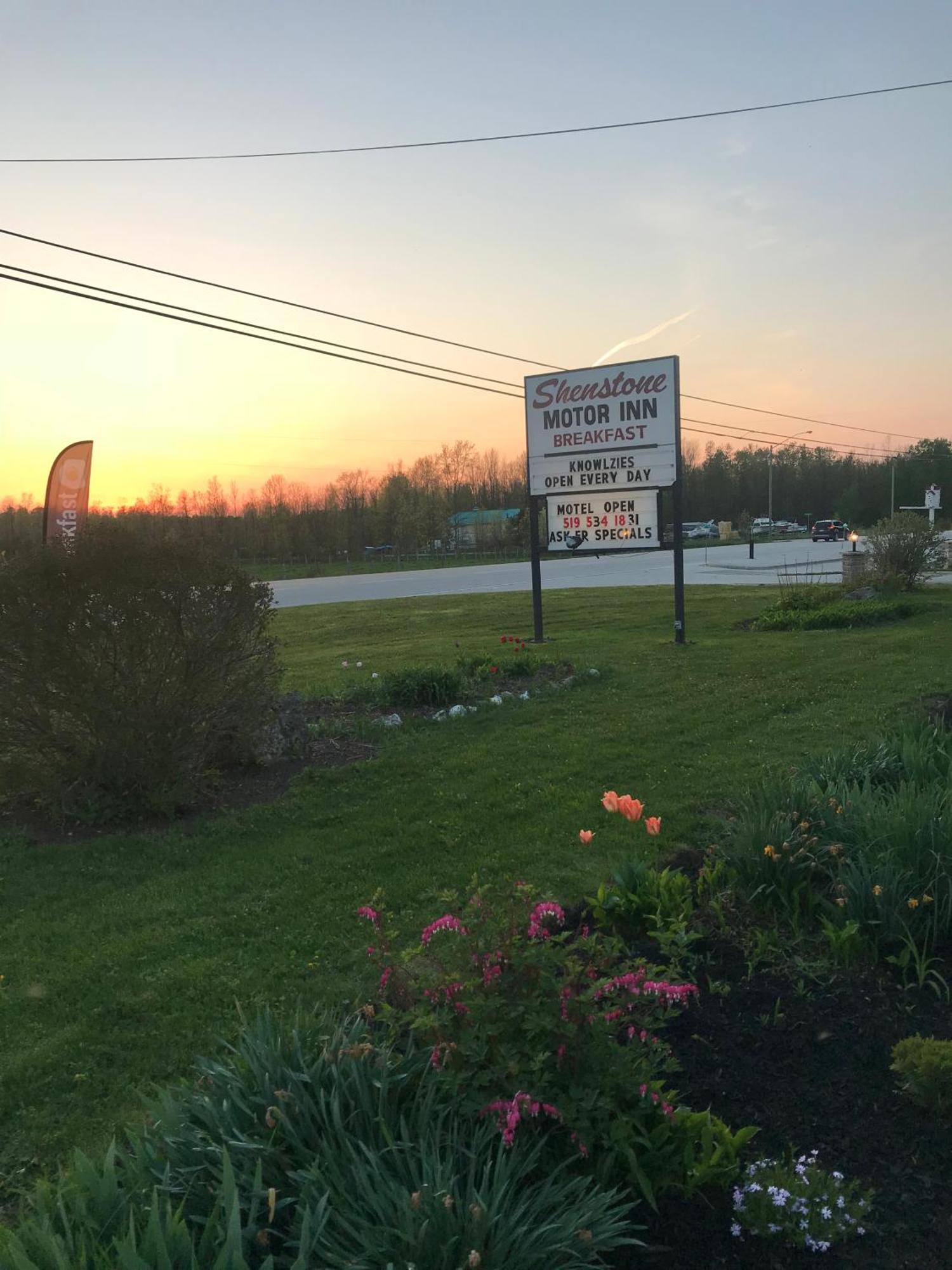 Shenstone Motor Inn Wiarton Exterior foto
